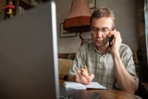 Des milliers de voitures achetées à son nom